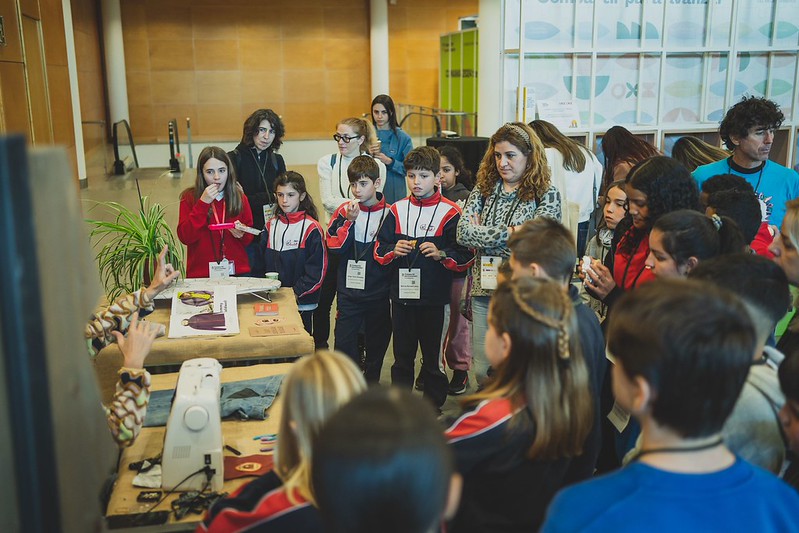 Taller escolar sobre reutilización textil.