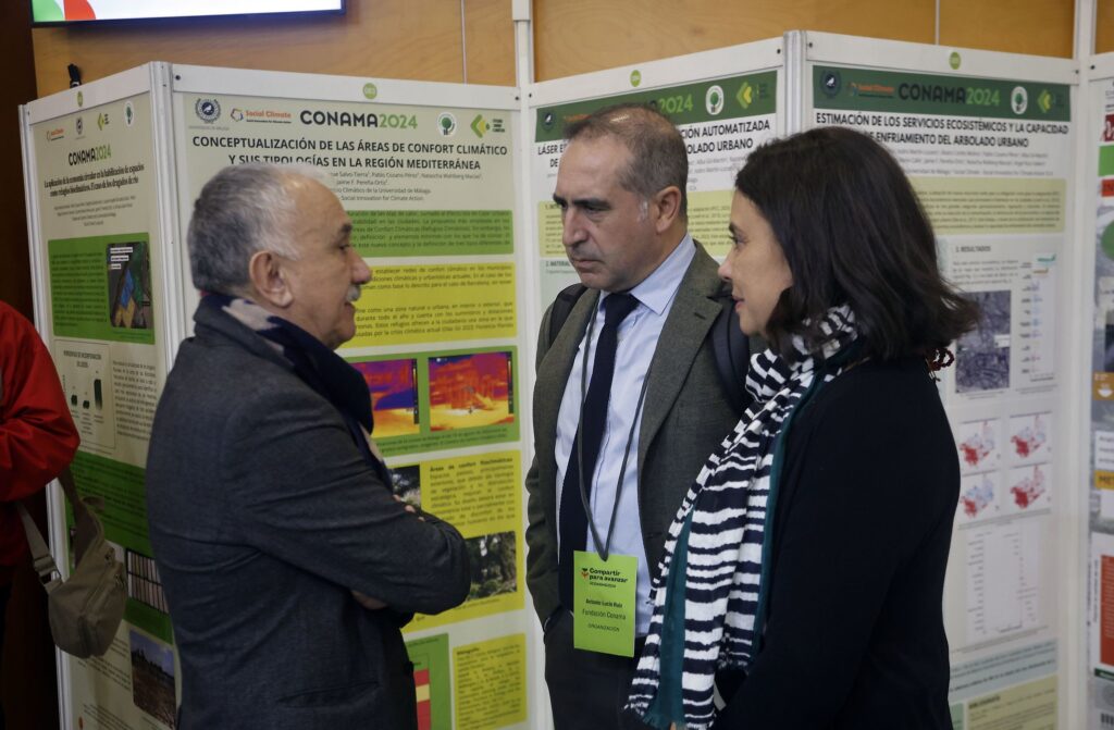 Intercambio de ideas en el área de posters.