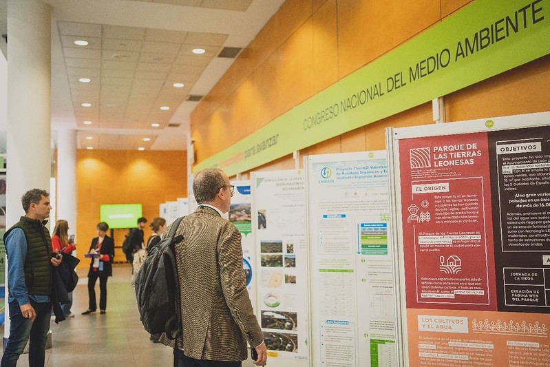Revisión de paneles de posters en el Congreso Nacional del Medio Ambiente.
